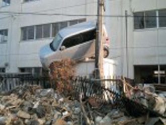 建物の上に車が乗り上げている