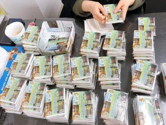 コスモス種付き台紙封入作業
