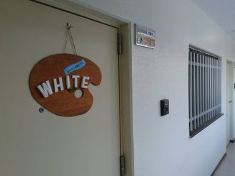 WHITEの入口