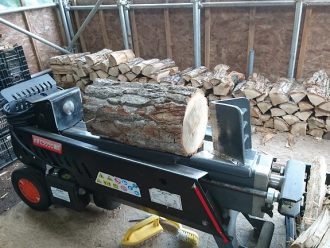 薪作り（原木の裁断工程）