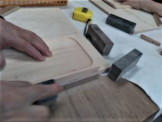 トレーの研磨仕上げ作業