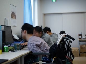 利用者さん同士が相談しながらPC作業中