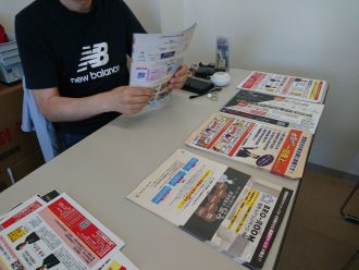 チラシ折り作業