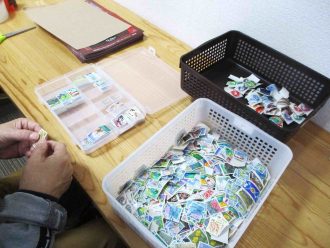 切手の台紙貼り