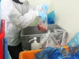 冷凍肉の袋詰め