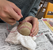 野球ボール修繕作業