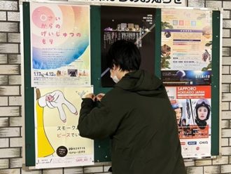 地下鉄ポスター貼り
